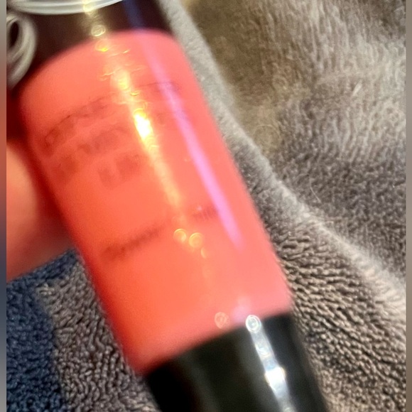 2 lipstick/glosses full sized. Manna Kadar and Passport to Beauty - Picture 5 of 5